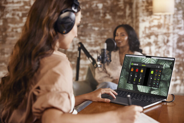 rode-nt1-5g-podcasting-insitu-checking-levels-07_1564-8192x5464-rgb