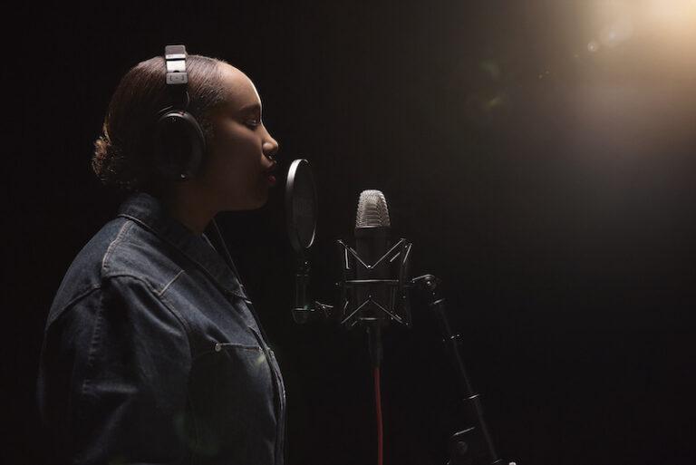 rode-nt1-5th-generation-insitu-alisha-singer-studio-recording-close-up-profile-11-2022-8192x5464-rgb