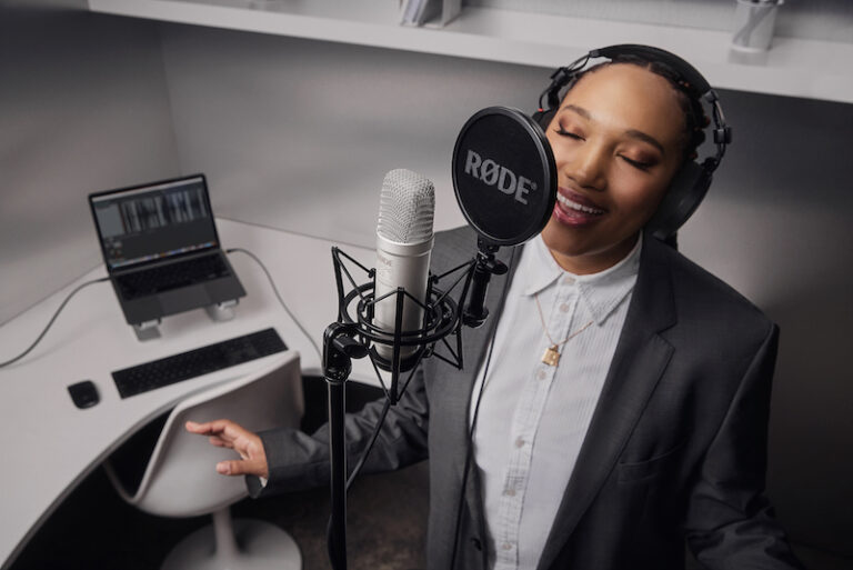 rode-nt1-silver-home-studio-high-angle-usb-c-8192x5464-rgb