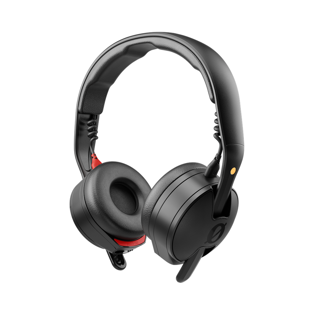 RØDE NTH-50 headphones, three-quarter view