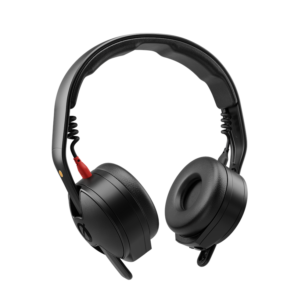 RØDE NTH-50 headphones, three-quarter right