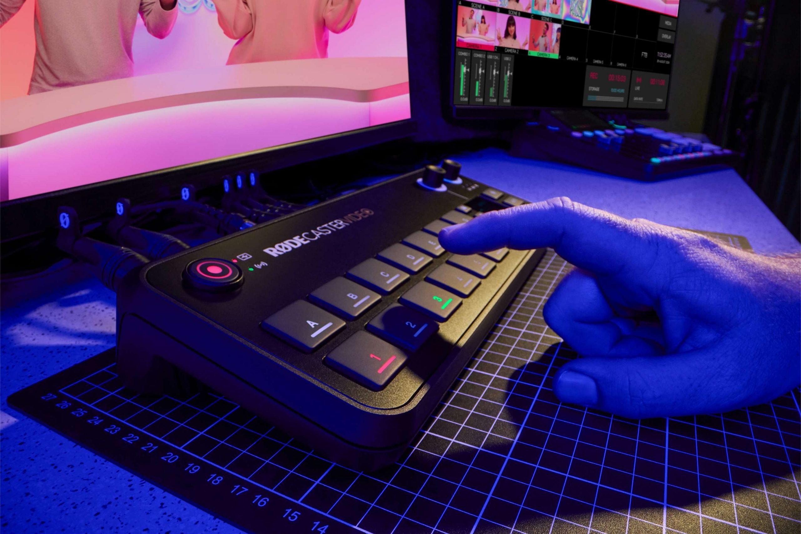 Finger pressing a switching button on the R&Oslash;DECaster Video