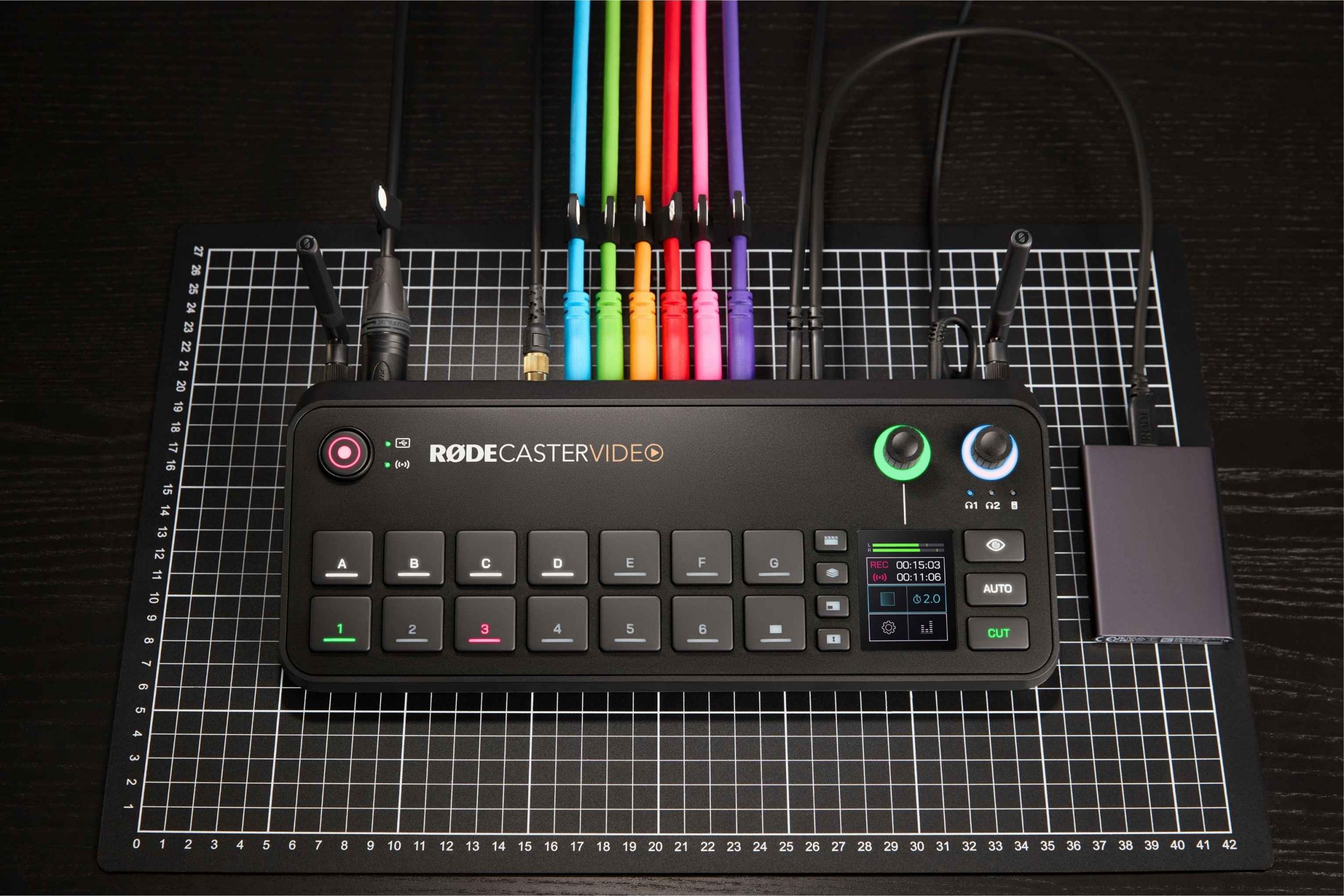 R&Oslash;DECaster Video from above with colour-coded HDMI cables connected