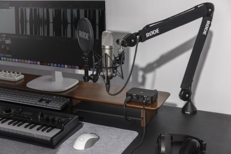 rode-nt1-5g-insitu-still-life-silver-nt1-xlr-2-2023-8192x5464-rgb